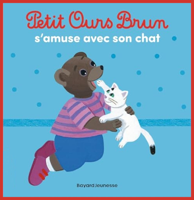 PETIT OURS BRUN S'AMUSE AVEC SON CHAT